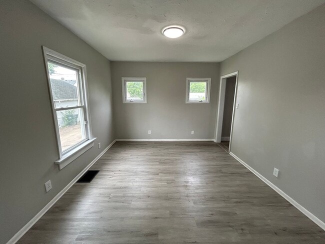 Building Photo - Spacious 3-Bedroom, 1 Bathroom Home Locate...