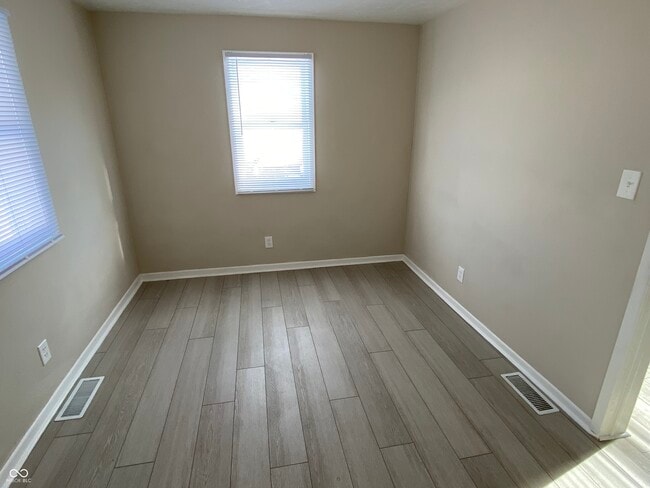 Building Photo - 706 W 23rd St