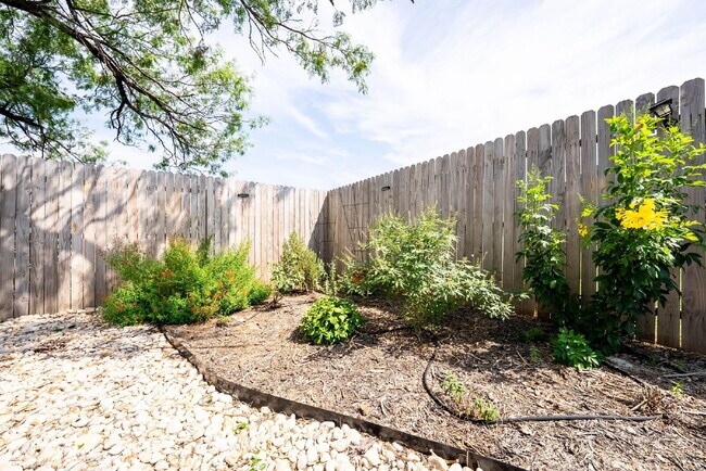 Building Photo - 3 Bedroom Single-Story Home for Rent with ...