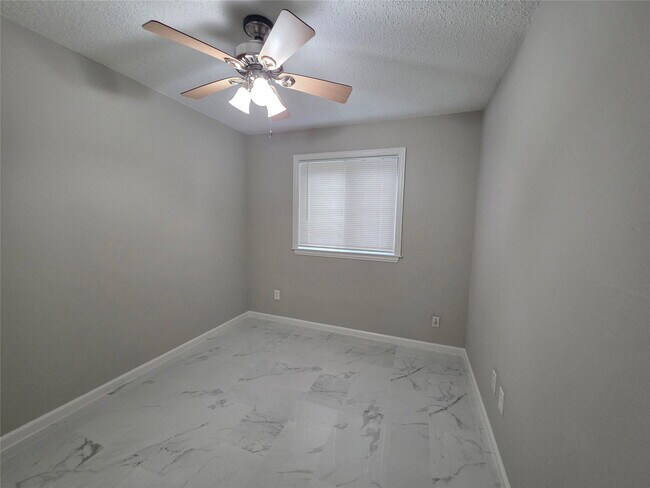 Building Photo - East Heatherock Circle, Sugar Land, TX 77479 - 3 BR 2 BA single-family home