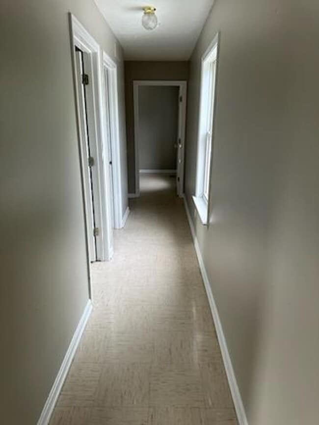 Building Photo - Newly Renovated 2 BR/1BA