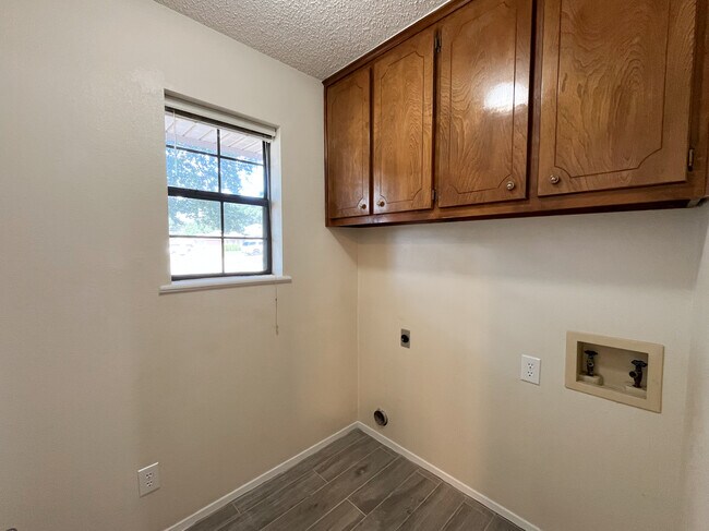 Building Photo - 408 Briar Square