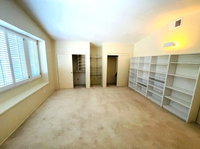 Building Photo - 526 Trailridge Dr