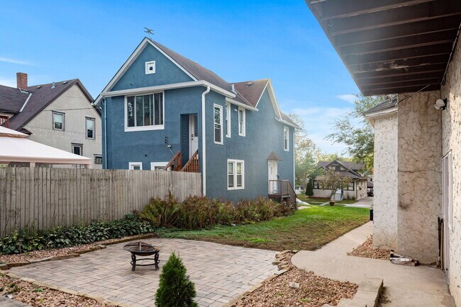 Building Photo - 2407 Buchanan St NE