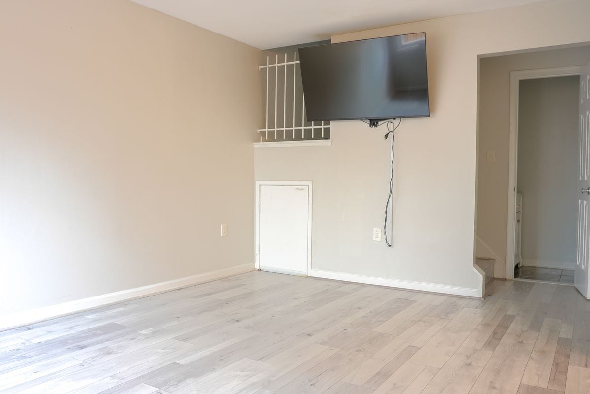 Building Photo - 8622 Village Square Dr