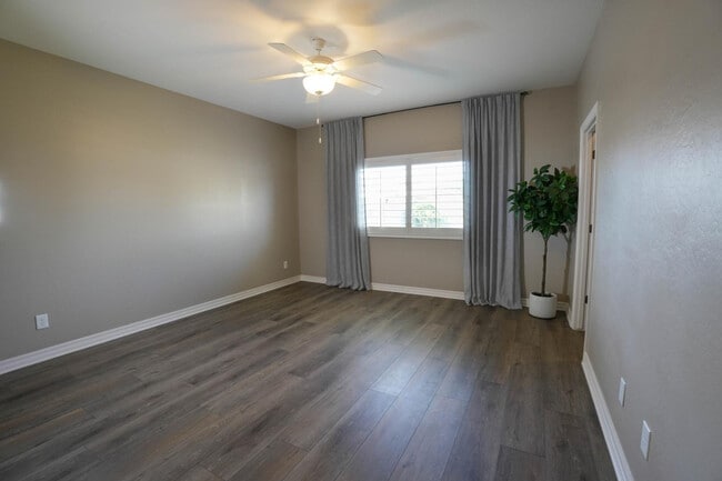 Building Photo - 884 W Whistling Thorn Ave