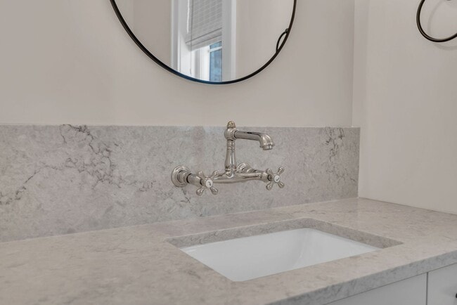 Building Photo - Beautiful 2BR/2BA top-floor end unit!