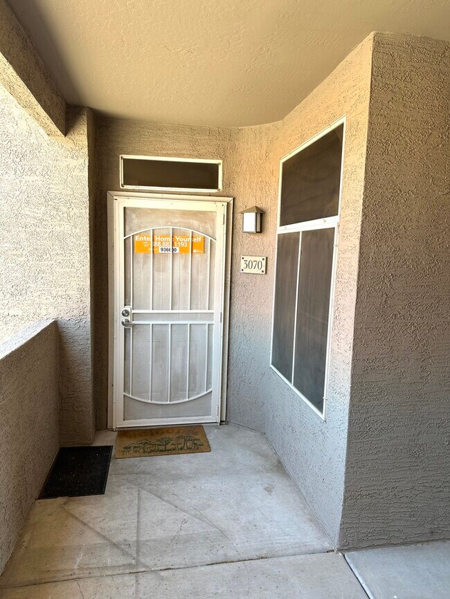 Building Photo - Stunning and spacious Portofino condo at Lakewood.