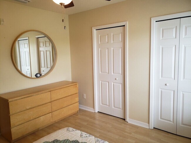 Building Photo - Lakeside Village Townhouse 2 Bedroom  2.5 Bath Available for Short-Term Rental