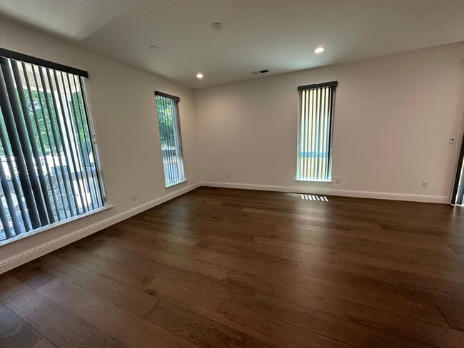 Building Photo - Charming 3 Bed / 2.5 Bath Home with Modern Upgrades