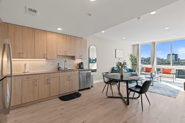 Building Photo - 901 Canal St