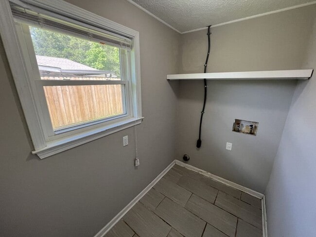 Building Photo - Charming 3-Bedroom Home on Quiet Dead-End ...