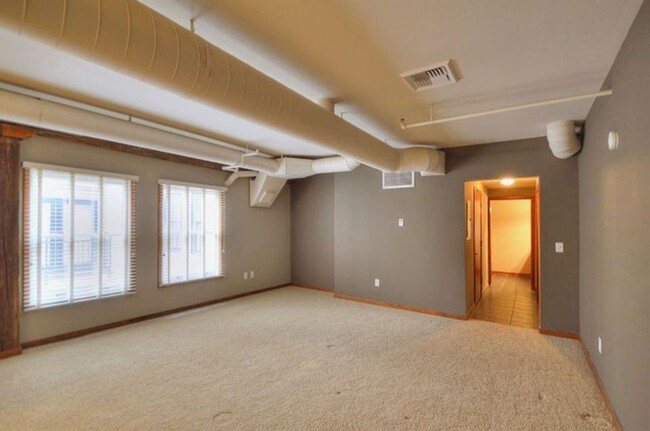 Building Photo - Beautiful Condo in the Heart of Downtown S...