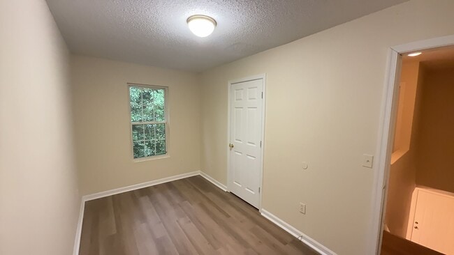 Building Photo - Ideal Home Located in the City Limits