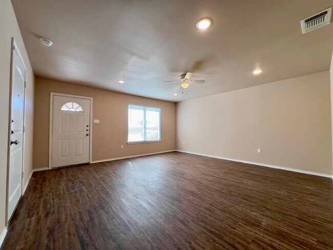 Building Photo - 2509 Ave