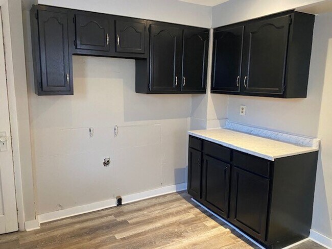 Building Photo - A charming three bedroom, one bathroom sin...
