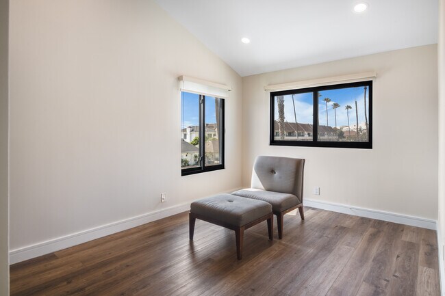 Building Photo - 718 S Catalina Ave