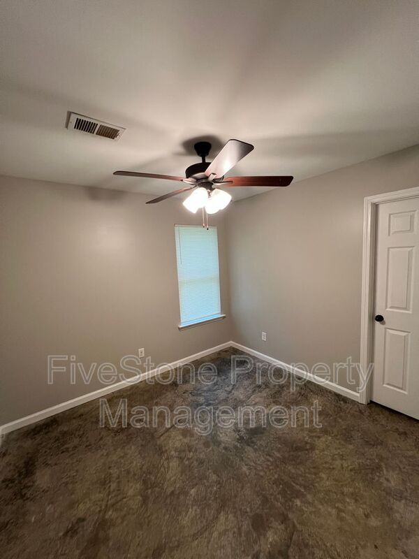 Building Photo - 3805 Lake Park Cove