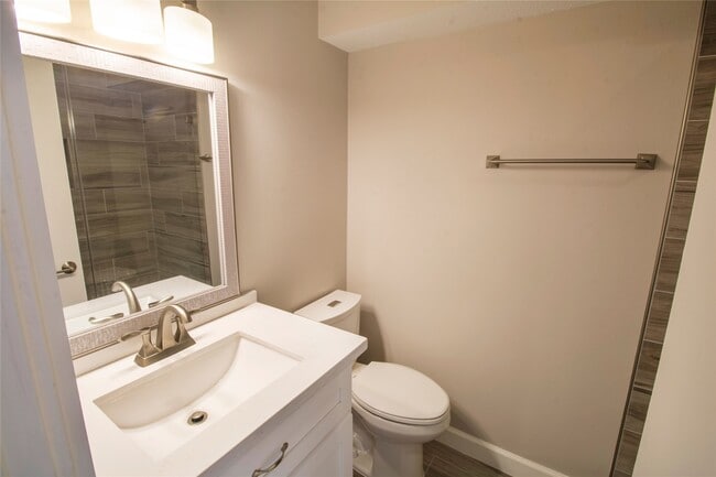 Building Photo - 2121 Fountain View Dr