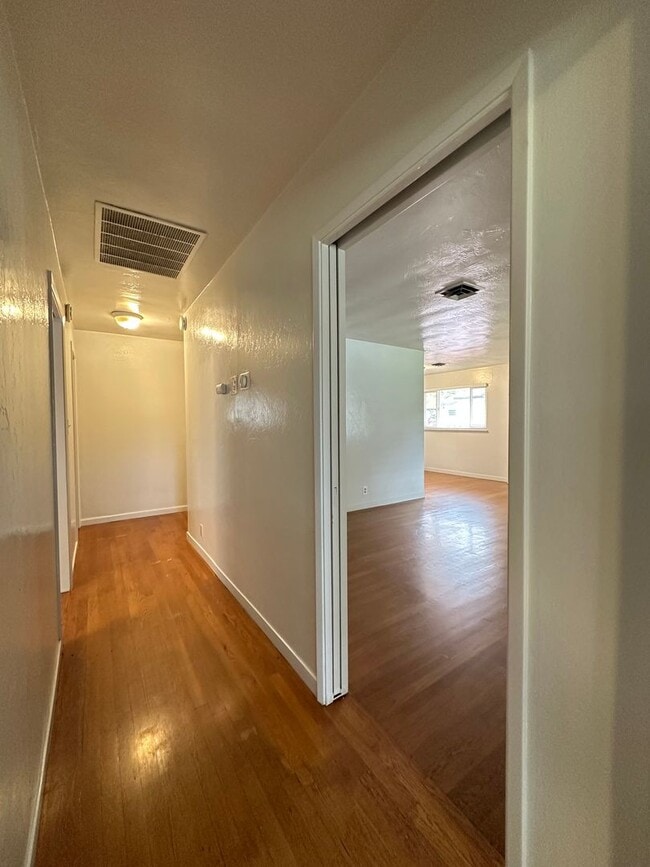 Building Photo - Great Location near McKinley Park!