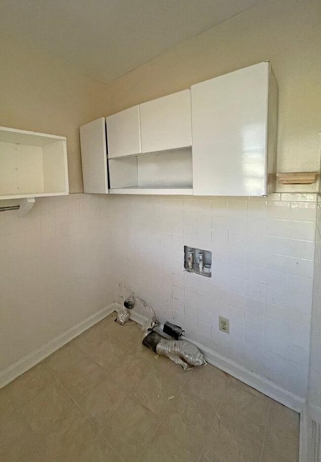 Building Photo - Nice 3 BR House in South Lexington! W/D Hookups, Off-Street Parking, Pets Ok!