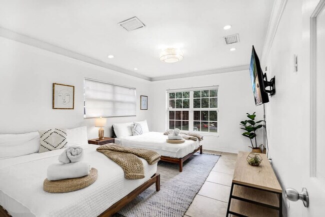 Building Photo - 19720 NE 26th Ave