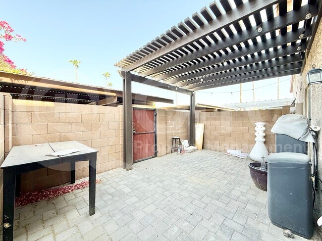 Building Photo - 8255 E Thomas Rd