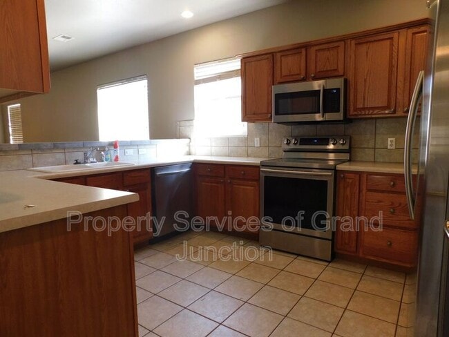 Building Photo - 733 Lakeview Ct