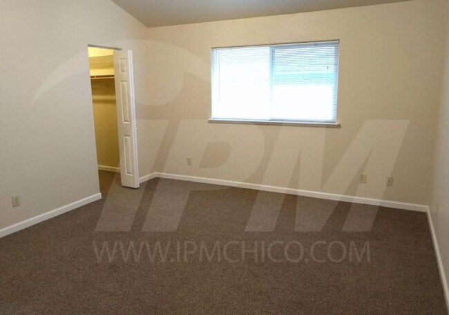 Building Photo - 143 W 3rd Ave