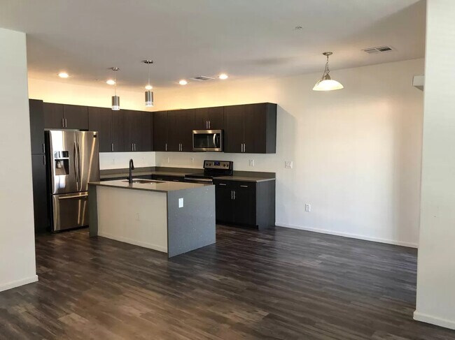 Building Photo - 2337 E Huntington Dr