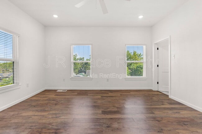 Building Photo - 2317 Maple Ave