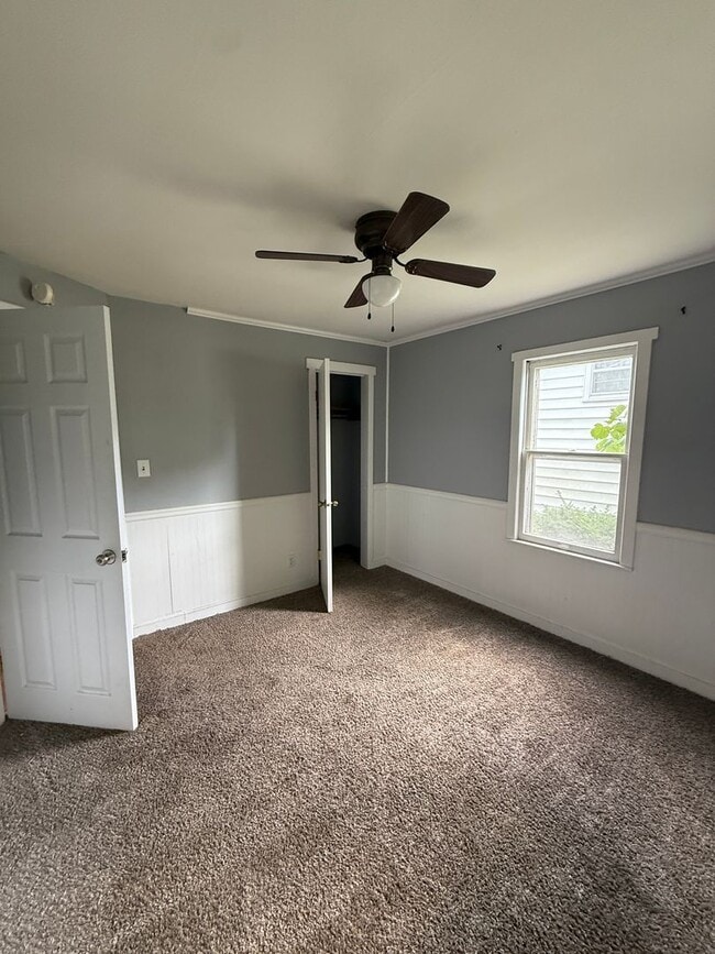 Building Photo - 2 bedroom/1 bathroom house/1 car garage