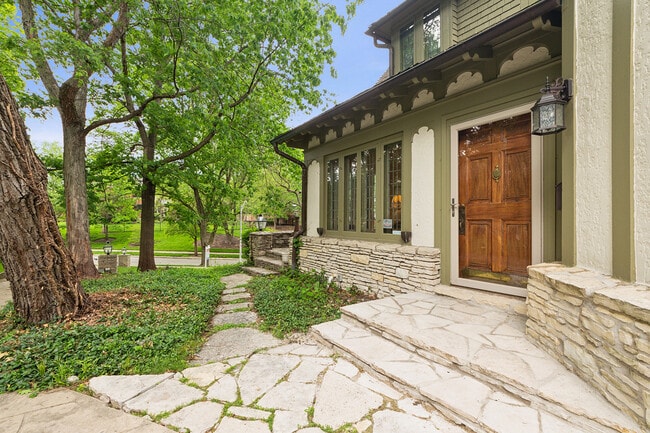 Building Photo - 2023-2027 W 108th Pl