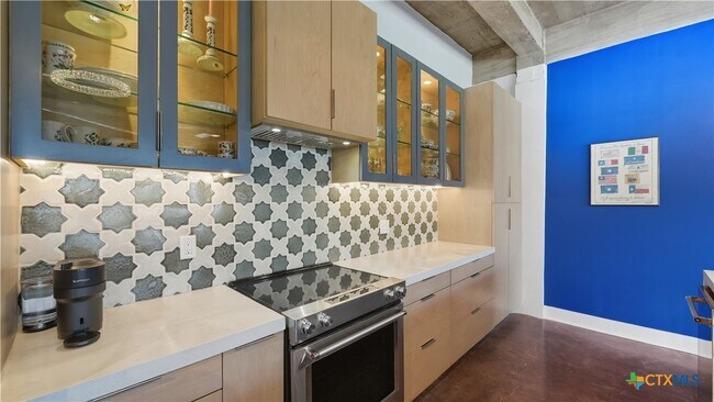 Building Photo - 222 Losoya St