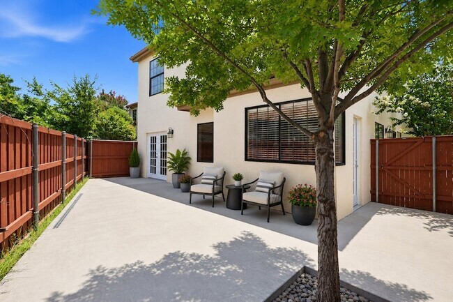 Building Photo - 608 Fiesta Cir