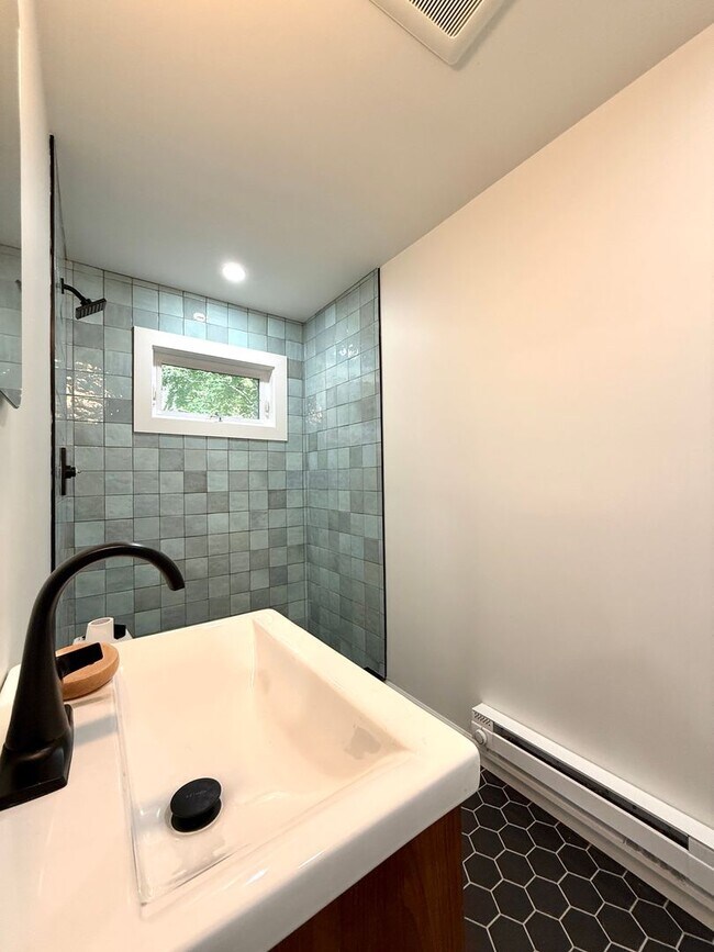 Building Photo - Serene & Spacious Fully renovated 1 BR ( 2...