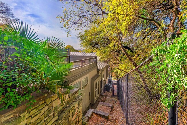 Building Photo - 701 Azie Morton Rd