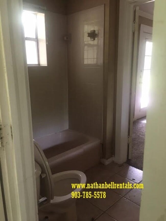 Building Photo - Single family-3 bedroom/2 bath