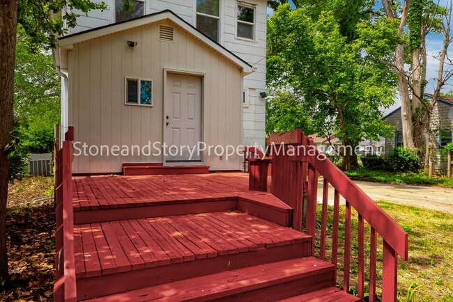 Building Photo - Large 4 bedroom 2 bath in well established Oakland neighborhood