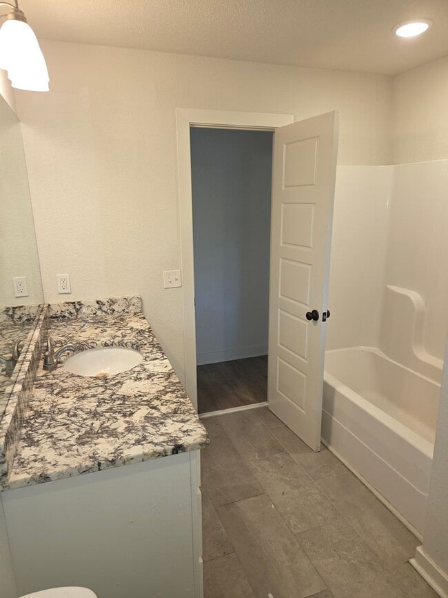 Building Photo - MUST SEE CHARMING HOME!