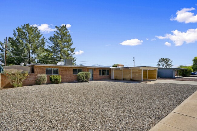 Building Photo - 4909 E Bermuda St