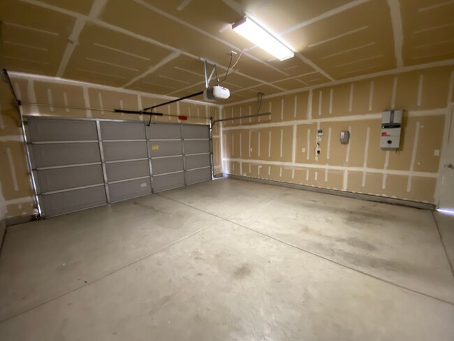 Building Photo - NW Visalia Home Available now, October SPE...