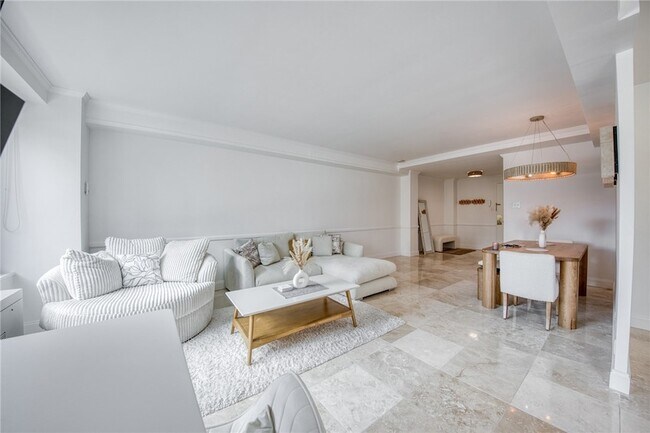 Building Photo - 320 Fort Duquesne Blvd