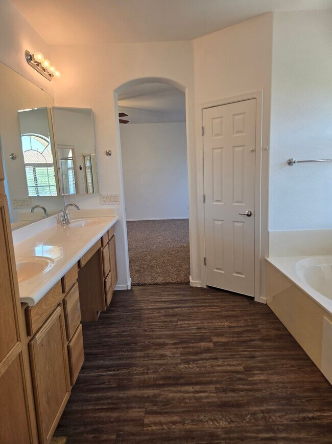 Building Photo - Spacious 4 bed, 3 full bath home in New Ri...