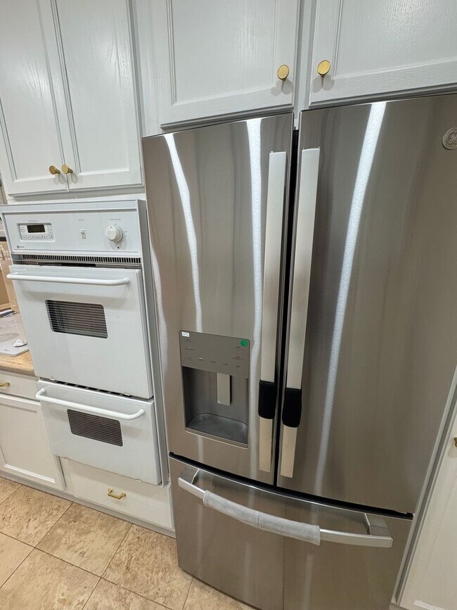 Building Photo - Beautiful Spacious Top Floor Condo 1 bed - 1 bath with parking in Burbank