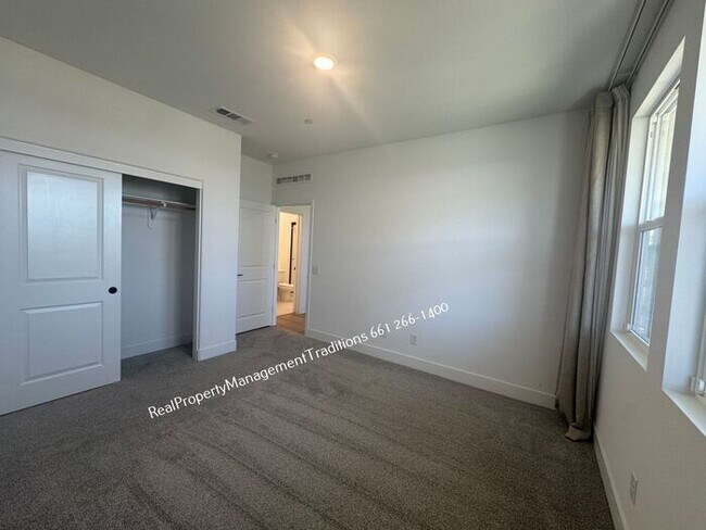 Building Photo - Modern Spacious 3 + 3 + Flex room