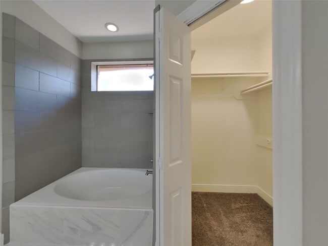 Building Photo - 7411 Las Brisas Dr