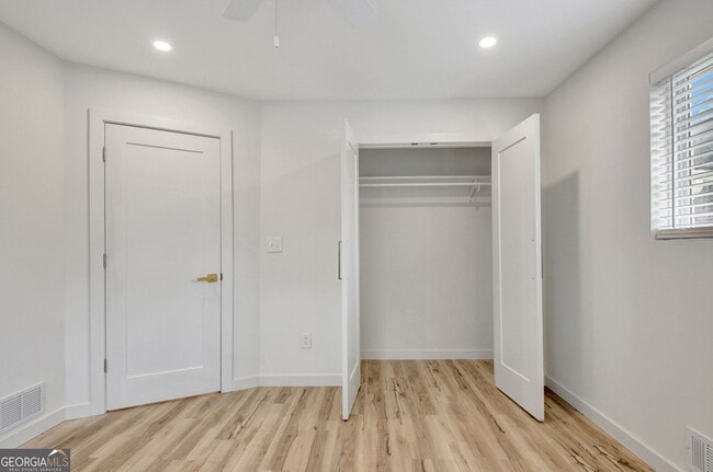 Building Photo - 183 Pine St NE