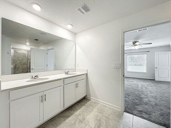 Building Photo - 4/2 Groveland Home with Solar Panels-MOVE IN SPECAIL: ONE MONTH FREE RENT