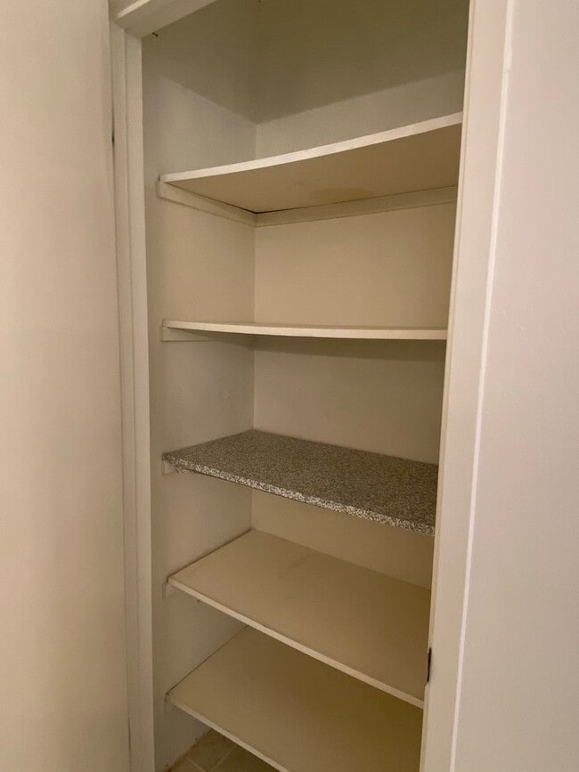 Building Photo - One Bedroom Condo Available in Watergate Community/Emeryville!